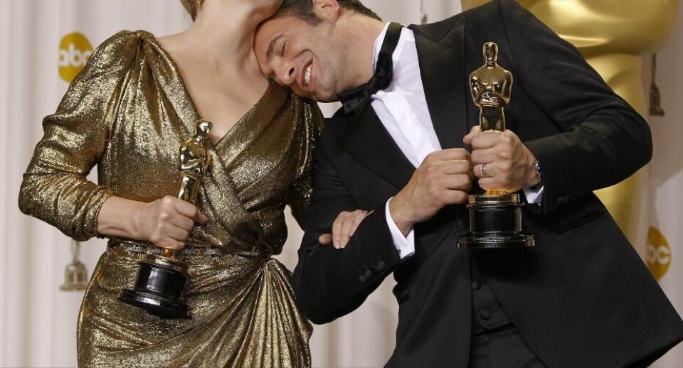 Stumfilmen The Artist har vundet hovedprisen for bedste film ved årets uddeling af de prestigefulde Oscar-statuetter i Los Angeles. The Artist var på forhånd udråbt som den helt store favorit, blandt andet fordi den anmelderroste film allerede har vundet adskillige anerkendte statuetter. Filmens instruktør, Michel Hazanavicius, vandt også prisen som årets bedste instruktør, og dens hovedrolleindehaver, franske Jean Dujardin, tog også en Oscar, som han her fejkrer sammen med den bedste kvindelige skuespiller, Meryl Streep, der blev belønnet for sin Margaret Thatcher-figur. Foto: Joel Ryan/AP/POLFOTO