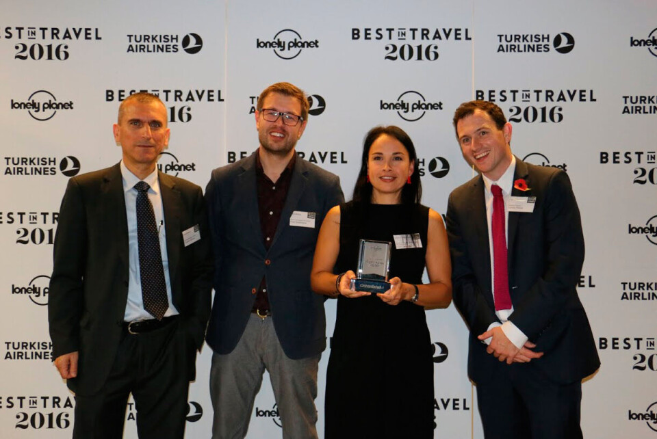 Foto fra overrækkelsen af prisen. Fra venstre ses UK Regional Director Osman Battal fra Turkish Airlines, Malik Milfeldt, Lykke Geisler Yakaboylu og redaktør Tom Hall fra Lonely Planet