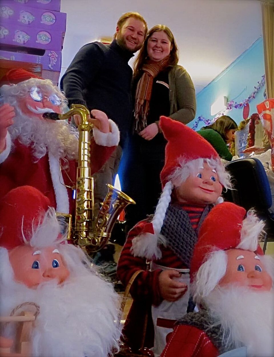 Initiativtagerne Allan Iversen og Christina Mølholm. Foto: Rikke Kjæp Hansen Christina Mølholm foran det store gavebord. Alle børn fik minimum to gaver. Foto: Allan Iversen Omkring 30 børn og 20 forældre var mødt op i forsamlingshuset i Nuuk fra klokken 15 til 22 juleaften. Der blev budt på julegodter, julemad, dans og gaver i massevis. Ventetiden blev fordrevet med Disney Juleshow, klipning af julehjerter og underholdning af hospitalsklovnen Miki. Foto: Allan Iversen Her får en af de helt unge deltagere en gave. Foto: Allan Iversen Initiativtagerne Allan Iversen og Christina Mølholm. Foto: Rikke Kjæp Hansen Christina Mølholm foran det store gavebord. Alle børn fik minimum to gaver. Foto: Allan Iversen Omkring 30 børn og 20 forældre var mødt op i forsamlingshuset i Nuuk fra klokken 15 til 22 juleaften. Der blev budt på julegodter, julemad, dans og gaver i massevis. Ventetiden blev fordrevet med Disney Juleshow, klipning af julehjerter og underholdning af hospitalsklovnen Miki. Foto: Allan Iversen Her får en af de helt unge deltagere en gave. Foto: Allan Iversen