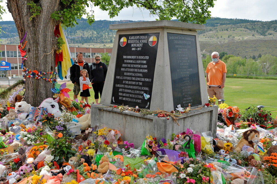 Folk besøger et midlertidigt mindesmærke ved den tidligere Kamloops Indian Residential School, efter at Tkemlups te Secwepemc opfordrede sørgende til at deltage i en national sørgedag for at ære de 215 børn, der blev fundet ved skolen i Kamloops, British Columbia. Fundet af de mange børnelig kom frem i begyndelsen af juni.