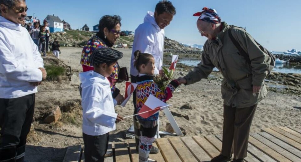 Kærligheden mellem det grønlandske folk og Kongehuset er speciel og intakt. På billedet ses en meget stolt pige afleverer en buket blomster til Dronning Margrethe i forbindelse med Regentparrets besøg i Saqqaq juli 2015.