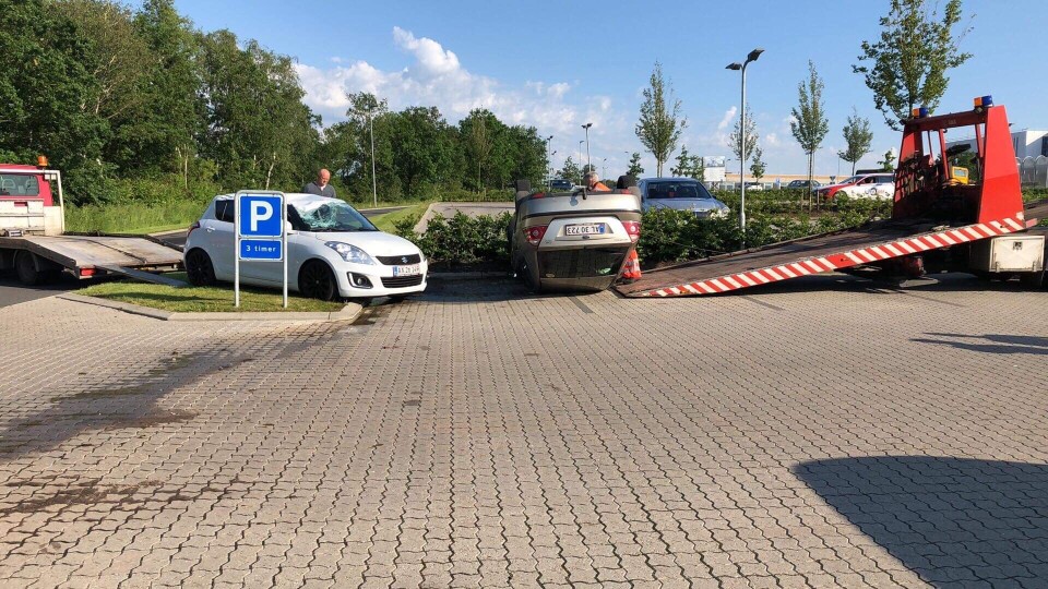 Falck-folk er her i gang med at fjerne de væltede biler foran sygehuset i Aabenraa.