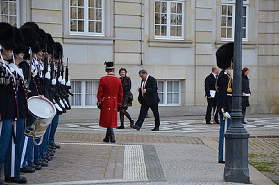 Kuupik med rød slips på vej ind til frokost hos dronningen. Foto: roth Tuusi kom i blå anorak og Palle Christiansen i jakkesæt til de bonede gulve på Amalienborg og spiste frokost. Foto: roth Kuupik med rød slips på vej ind til frokost hos dronningen. Foto: roth Tuusi kom i blå anorak og Palle Christiansen i jakkesæt til de bonede gulve på Amalienborg og spiste frokost. Foto: roth Kuupik med rød slips på vej ind til frokost hos dronningen. Foto: roth Tuusi kom i blå anorak og Palle Christiansen i jakkesæt til de bonede gulve på Amalienborg og spiste frokost. Foto: roth
