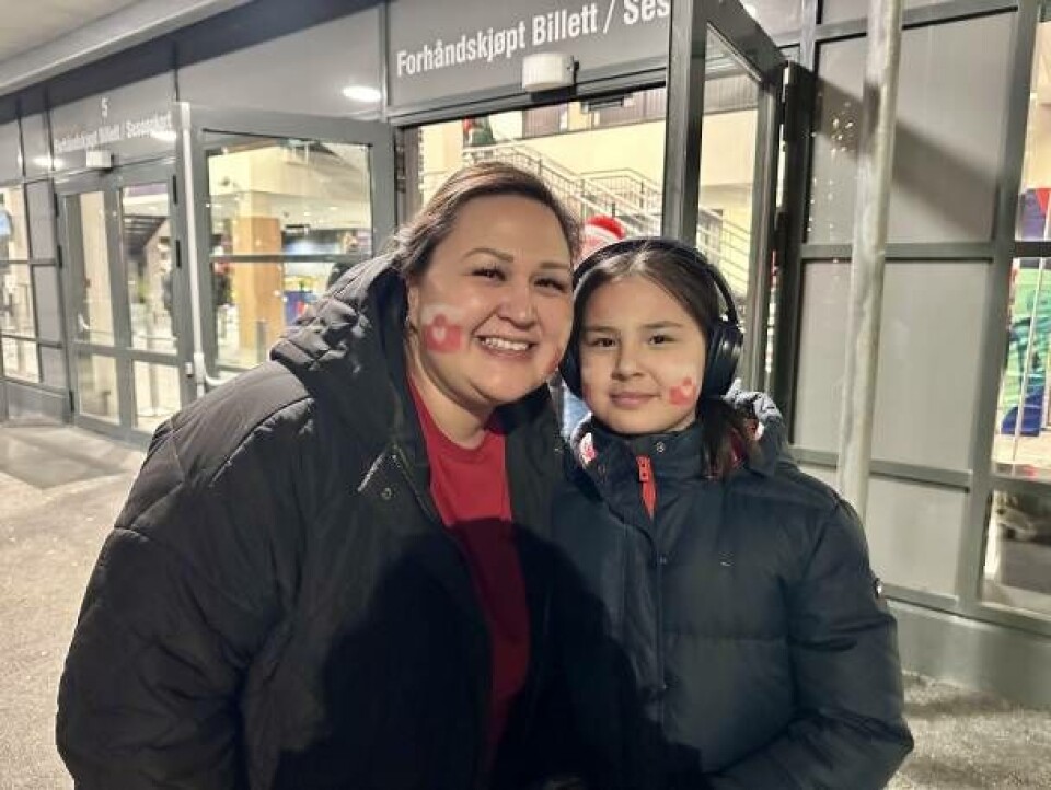 Suuna Jakobsen og datter efter kampen mellem Norge og Grønland.