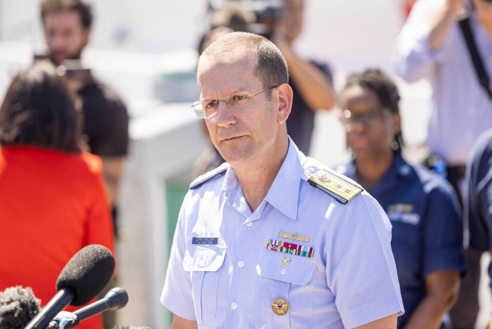 Admiral John Mauger, der har stået i spidsen for den amerikanske kystvagts indsats i eftersøgningen af 'Titan', siger, at alt tyder på, at fartøjet var imploderet på grund af det kraftige tryk på dybt vand.