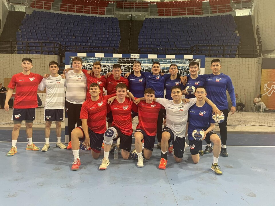U21 herrelandshold er velankommet til Athen, hvor verdensmesterskaber i håndbold starter i morgen tirsdag. Grønland åbner kampene klokken 11.00 lokal tid, hvor de møder deres første modstander, Slovenien.
