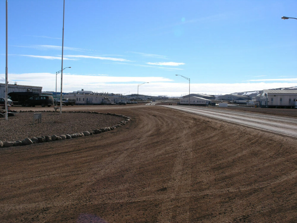Udsnit af basebyen, som regentparret besøger i dag. Billedet er fra besøget i 2004. Foto: SermitsiaqAG akiv Den store radar på Thule Air Base. Foto: SermitsiaqAG arkiv I 2004 besøgte regentparret radar og blev orienteret om dens funktioner. Foto: SermitsiaqAG arkiv I 2004 besøgte regentparret også satellit sporingsstationen Detachement 3. Stationen henter oplysninger fra de satellitter, der flyver over polerne. Foto: SermitsiaqAG arkiv Dronningen ved Dundas fjeldet i 1997. Foto: Bjarke Ørsted Kuupik Kleist og Mikaela Engell stod parat, da regentparret lørdag ankom til Pitfuffik. Foto: Forsvarets Mediecenter Efter ankomsten lørdag brugte regentparret en times tid på at skifte tøj inden de fløj videre med en Twin Otter til iskerneprojektet NEEM på Indlandsisen. Foto: Forsvarets Mediecenter Regentparret ved tidligere besøg på Thule Air Base i 1997 med daværende basecommander og forbindelsesofficer. Foto Bjarke Ørsted Regentparret skal blandt andet have en orientering i hovedkvarteret på basen i dag. Fot: SermitsiaqAG arkiv Udsnit af basebyen, som regentparret besøger i dag. Billedet er fra besøget i 2004. Foto: SermitsiaqAG akiv Den store radar på Thule Air Base. Foto: SermitsiaqAG arkiv I 2004 besøgte regentparret radar og blev orienteret om dens funktioner. Foto: SermitsiaqAG arkiv I 2004 besøgte regentparret også satellit sporingsstationen Detachement 3. Stationen henter oplysninger fra de satellitter, der flyver over polerne. Foto: SermitsiaqAG arkiv Dronningen ved Dundas fjeldet i 1997. Foto: Bjarke Ørsted Kuupik Kleist og Mikaela Engell stod parat, da regentparret lørdag ankom til Pitfuffik. Foto: Forsvarets Mediecenter Efter ankomsten lørdag brugte regentparret en times tid på at skifte tøj inden de fløj videre med en Twin Otter til iskerneprojektet NEEM på Indlandsisen. Foto: Forsvarets Mediecenter Regentparret ved tidligere besøg på Thule Air Base i 1997 med daværende basecommander og forbindelsesofficer. Foto Bjarke Ørsted Regentparret skal blandt andet have en orientering i hovedkvarteret på basen i dag. Fot: SermitsiaqAG arkiv Udsnit af basebyen, som regentparret besøger i dag. Billedet er fra besøget i 2004. Foto: SermitsiaqAG akiv