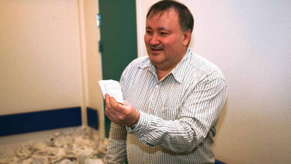 Borgmester i Qeqqata Kommunia Hermann Berthelsen trak den heldige vinder. Foto: Pisiffik Alle kuponer fra alle varekøb i perioden 1/12 - 23/12, 2010 i koncernen´s butikker var samlet i én stor bunke. Foto Pisiffik Vinderen af 50.000 kr blev Nuk Borgmester i Qeqqata Kommunia Hermann Berthelsen trak den heldige vinder. Foto: Pisiffik Alle kuponer fra alle varekøb i perioden 1/12 - 23/12, 2010 i koncernen´s butikker var samlet i én stor bunke. Foto Pisiffik Vinderen af 50.000 kr blev Nuk Borgmester i Qeqqata Kommunia Hermann Berthelsen trak den heldige vinder. Foto: Pisiffik