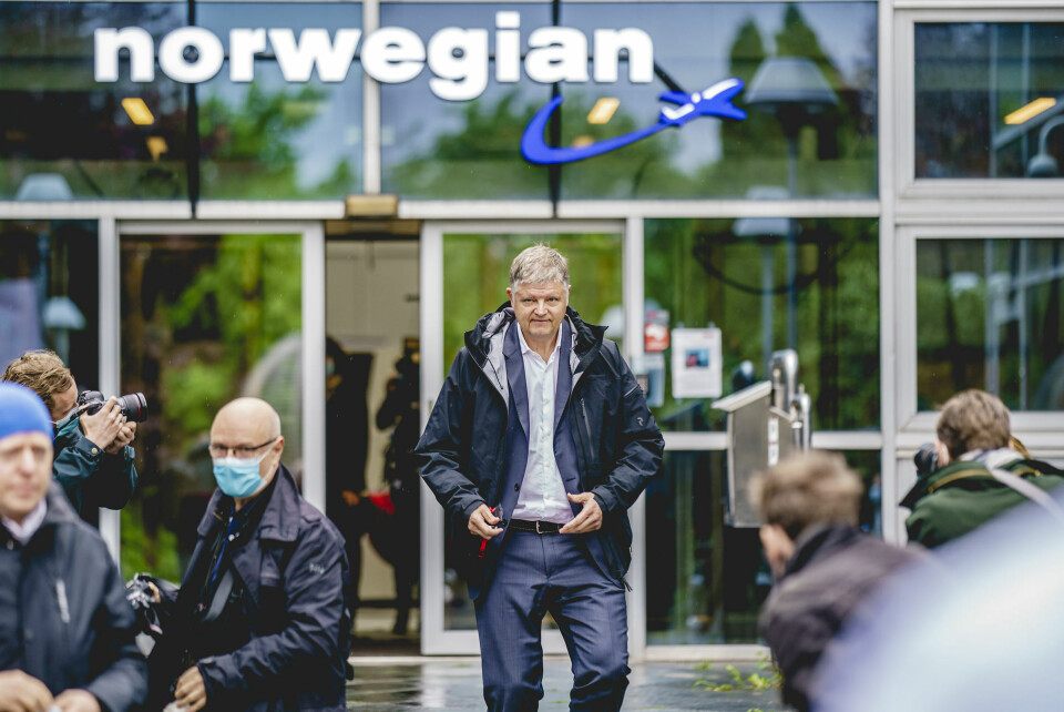 Koncernchef i Norwegian, Jacob Schram, foran hovedkontoret.