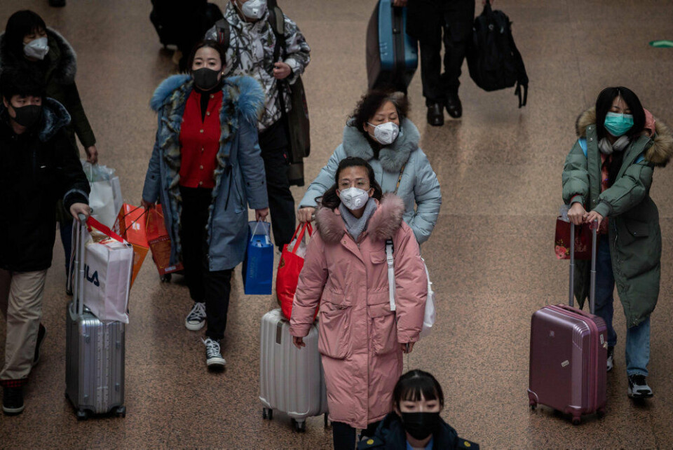 Flyrejsende fra Kina bærer masker, efter at et dødeligt virus har slået 41 personer ihjel.