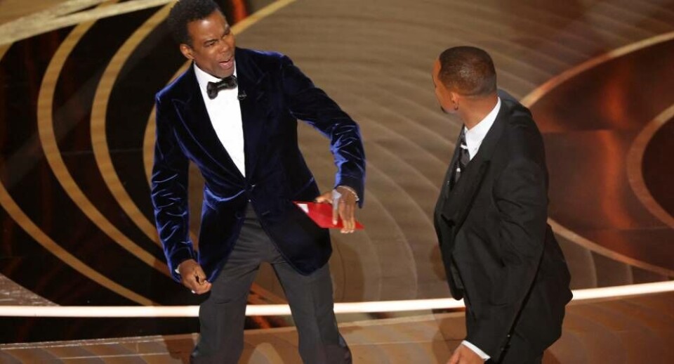 Komiker Chris Rock skulle til at præsentere de nominerede i kategorien Bedste Dokumentar under årets oscaruddeling, da skuespiller Will Smith gik på scenen og gav Rock en lussing efter en joke om Smiths kone.