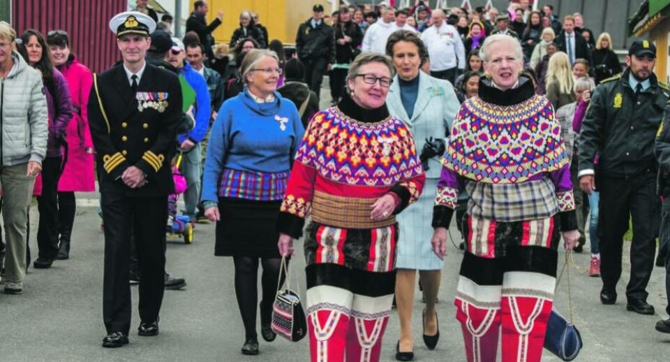 Mikaela Engell følger Dronningen på majestætens rejser rundt i Grønland. Her ses hun til venstre bag hende – i blåt tøj.