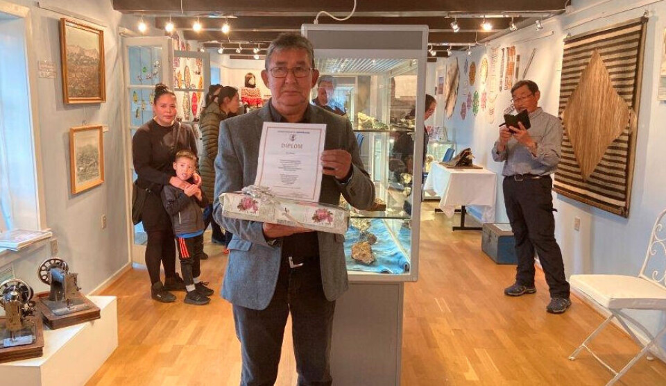 Peter Lorentzen med gave og diplom for 25 års tjeneste.