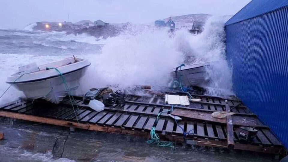 Både, som var på land blev trukket ud i havet af bølgerne, mens både som var ankret i havnen var sikre.