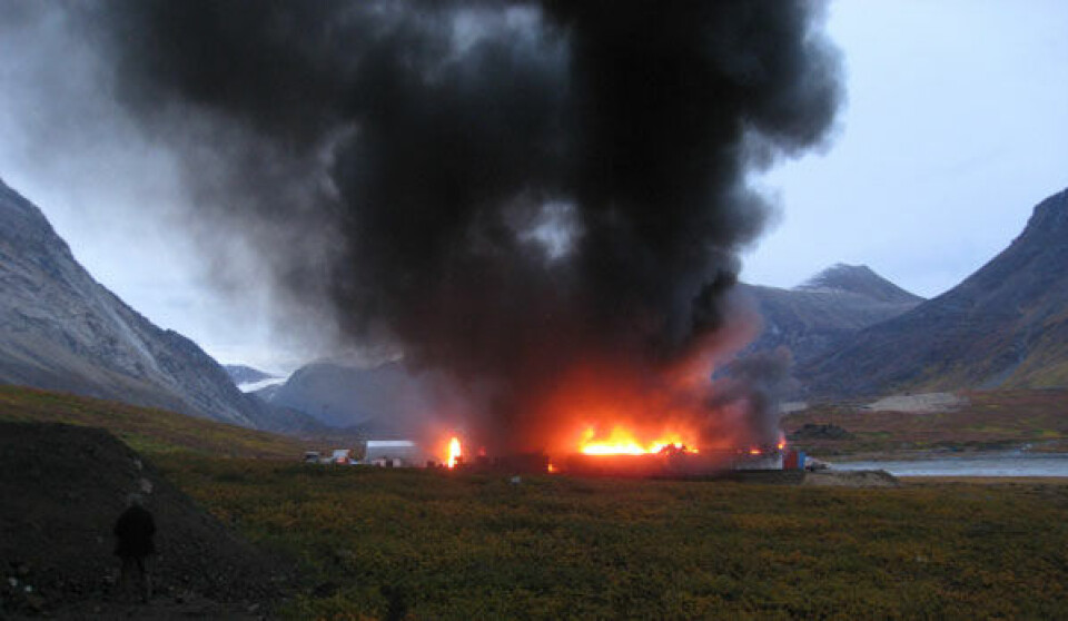 Ilden er formentlig opstået i den midterste af tre generatorer, som forsynet campen og tunnelarbejdet med strøm. Ingen personer kom noget til ved branden. Så sent som søndag, var værksted og lagerbygning helt intakt, da