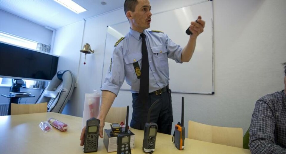 Poul Petersen fra Nuuk politi viser, hvad man skal have med i sin båd. Foto: Leiff Josefsen Politiet i Grønland og Grønlands Kommando holdt pressemøde om sikkerhed til søs. Foto: Leiff Josefsen