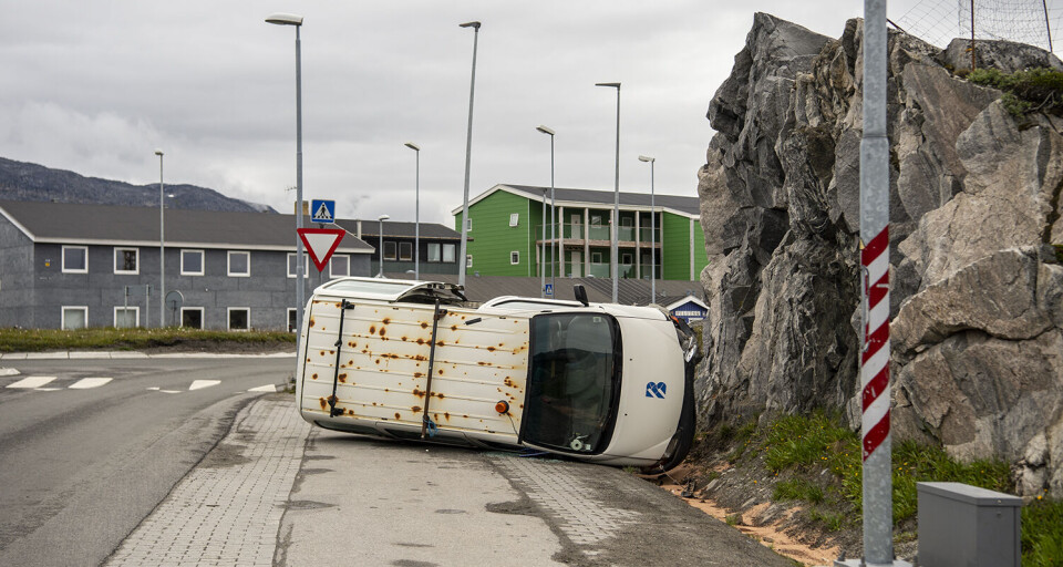En firmavarevogn er væltet ved en rundkørsel. Enkelte tilskadekomne er bragt til skadestuen.