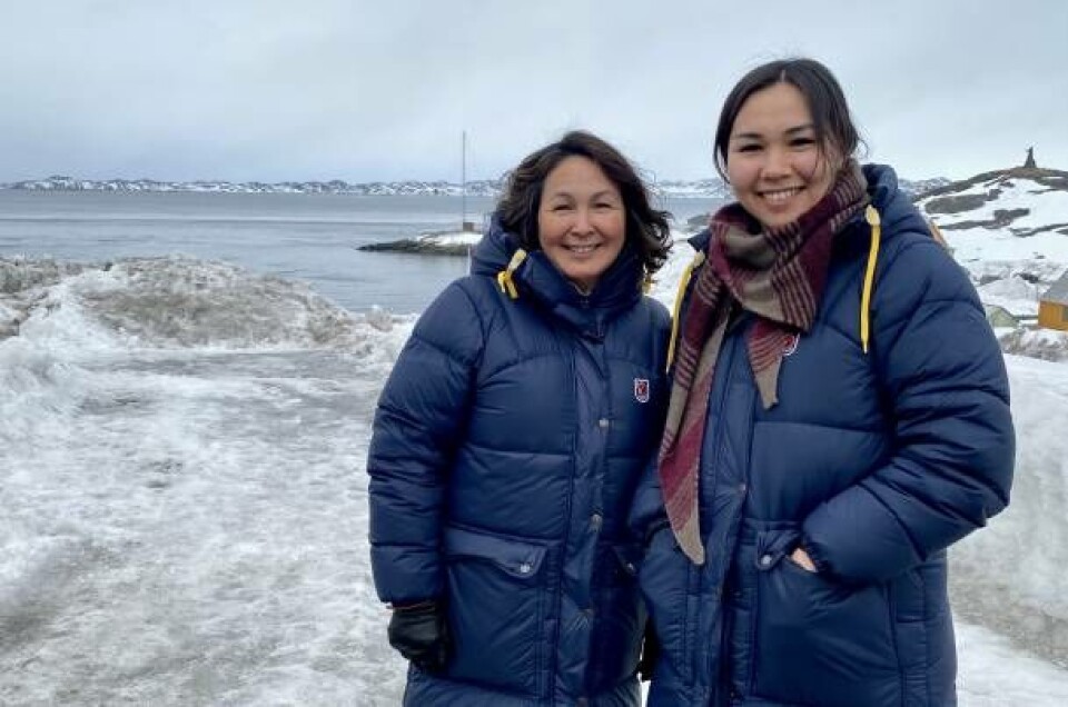 Elisabeth Levisen Jensen og Arnarissoq Christensen vinker farvel til Norsaq ved Tuapannguit over kolonihavnen i Nuuk.