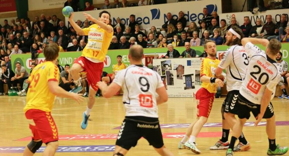Akutaaneq Kreutzmann hopper højt og scorer Knud Fl. LarsenCheftræner Jakob Larsen med en time-out forsøger uden held at vende kampen. Knud Fl. LarsenMinik Dahl Høegh i gulvet med store smerter Knud Fl. LarsenAkutaaneq Kreutzmann i gulvet Knud Fl. LarsenAkutaaneq Kreutzmann hopper højt og scorer Knud Fl. LarsenCheftræner Jakob Larsen med en time-out forsøger uden held at vende kampen. Knud Fl. LarsenMinik Dahl Høegh i gulvet med store smerter Knud Fl. LarsenAkutaaneq Kreutzmann i gulvet Knud Fl. Larsen