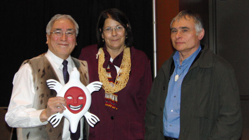 ICC-Kalaallit Nunaats formand Aqqaluk Lynge og ICC's formand Jimmy Stotts mødtes under konventionen med AFN's forkvinde, Julie Kitka. Foto: Lene Kielsen Holm.