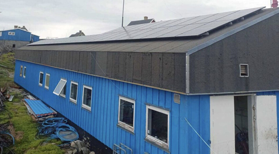 Solcellerne sidder på s bygning i Alluitsup Paa. Nukissiorfiit
