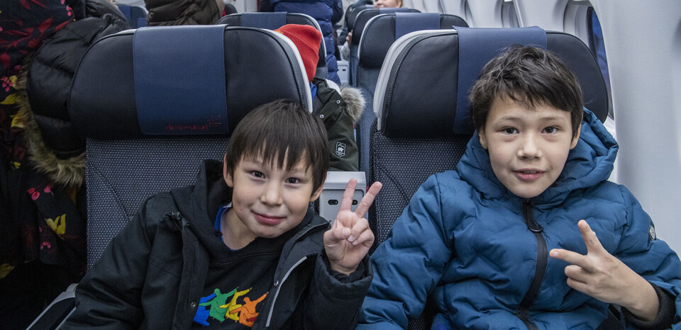 Efter landingen fik lokale borgere mulighed for at komme ind og se det nye fly Leiff JosefsenMange benyttede sig af muligheden for at se det nye fly efter landing i Kangerlussuaq Leiff JosefsenEN glad direktør for Air Greenland der har hentet det nye fly i Frankrig. Leiff JosefsenBirgitte Mølgaard Nielsen, byder velkommen til passagererne. Leiff JosefsenFlere borgere i Kangerlussuaq var mødt op for at tage imod det nye fly ved landingen. Leiff JosefsenEfter landingen fik lokale borgere mulighed for at komme ind og se det nye fly Leiff JosefsenMange benyttede sig af muligheden for at se det nye fly efter landing i Kangerlussuaq Leiff JosefsenEN glad direktør for Air Greenland der har hentet det nye fly i Frankrig. Leiff JosefsenBirgitte Mølgaard Nielsen, byder velkommen til passagererne. Leiff JosefsenFlere borgere i Kangerlussuaq var mødt op for at tage imod det nye fly ved landingen. Leiff JosefsenEfter landingen fik lokale borgere mulighed for at komme ind og se det nye fly Leiff Josefsen