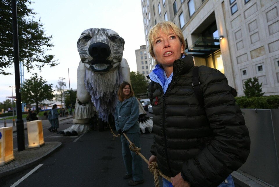 Filmstjernen Emma Thompson med en stor isbjørn i baggrunden Emma Thompson