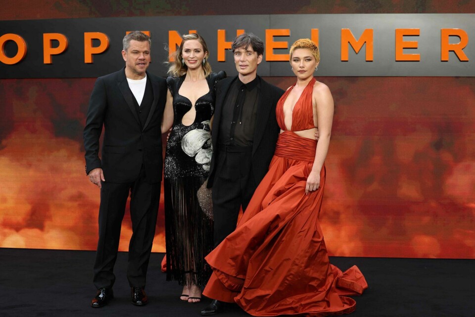 Skuespillerne Matt Damon, fra venstre, Emily Blunt, Cillian Murphy og Florence Pugh nåede at posere på den røde løber, inden de forlod præmieren til 'Oppenheimer' i London torsdag aften