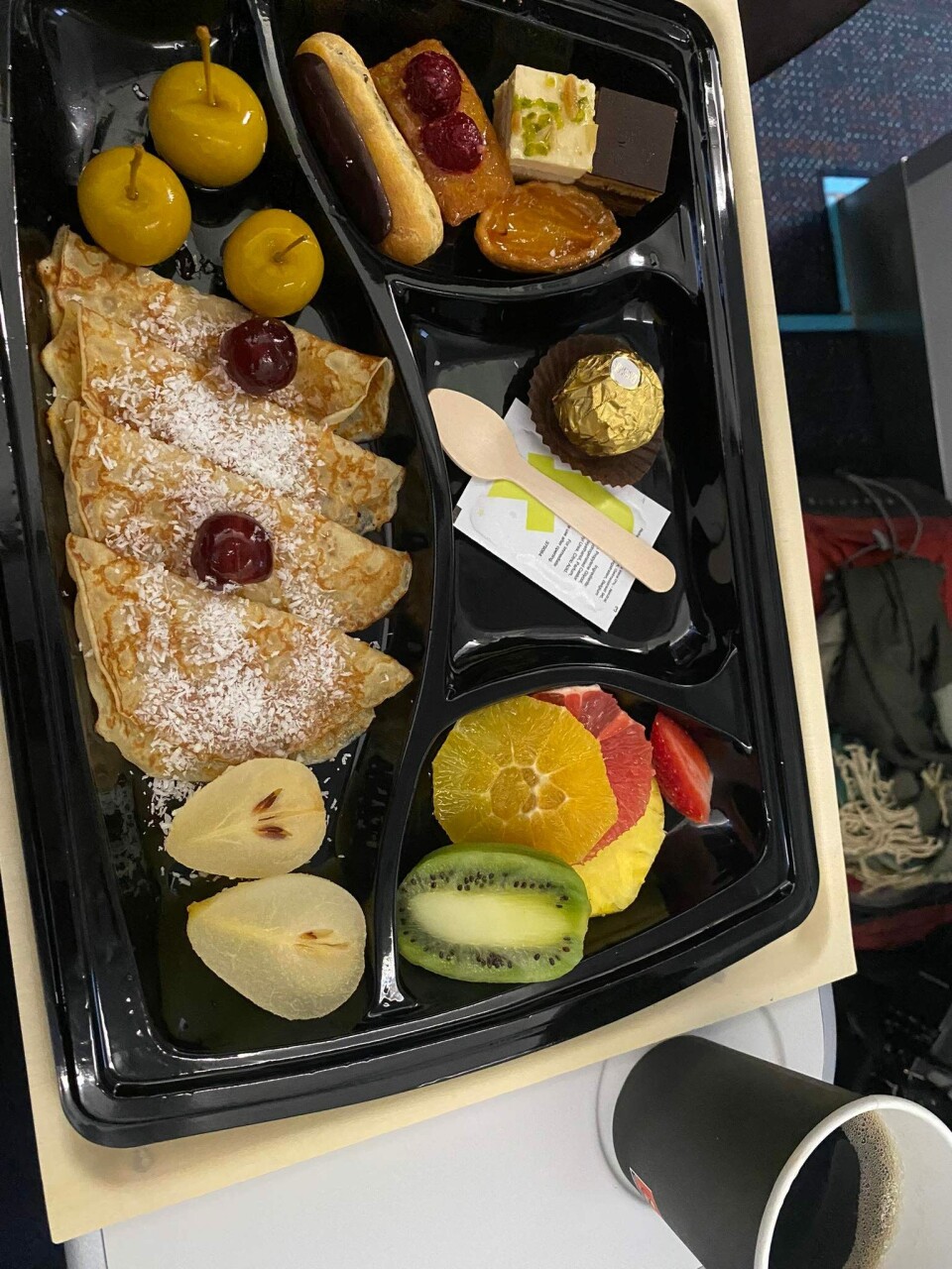 Der blev serveret flere retter undervejs, og der var ikke sparet på desserten.