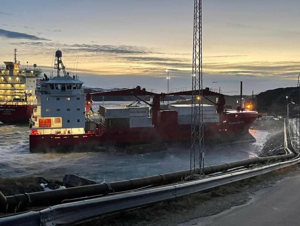 Der er ikke plads til to skibe på kajen ogskibene må vige plads, når andre skibeanløber. I december sidste år var én af RoyalArctic Lines forsyningsskib tæt på at rammestrandkanten under kraftig vind.