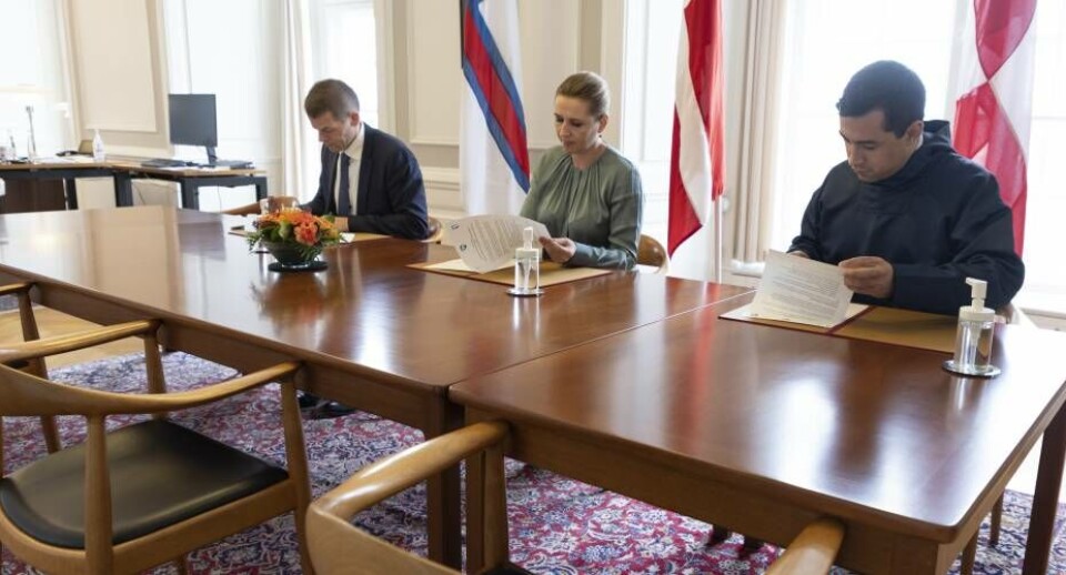 Kommissoriet blev underskrevet mandag. Formanden for Naalakkersuisut, Múte B. Egede (IA), og naalakkersuisoq for erhverv og handel Pele Broberg (N) for selskab af Naalakkersuisoq for Boliger, Infrastruktur, Råstoffer, Justitsområdet og Ligestilling, Naaja Nathanielsen (IA) i udvalget.