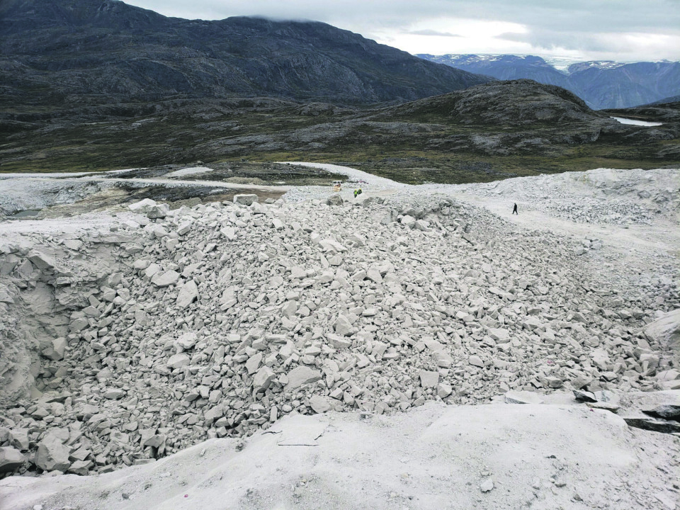 White Mountains har eksporteret 14.000 ton anorthosit til udlandet. Produktet Greenspar, der er færdigpakket til test hos kommercielle partnere, står aktuelt og venter på at blive udskibet.