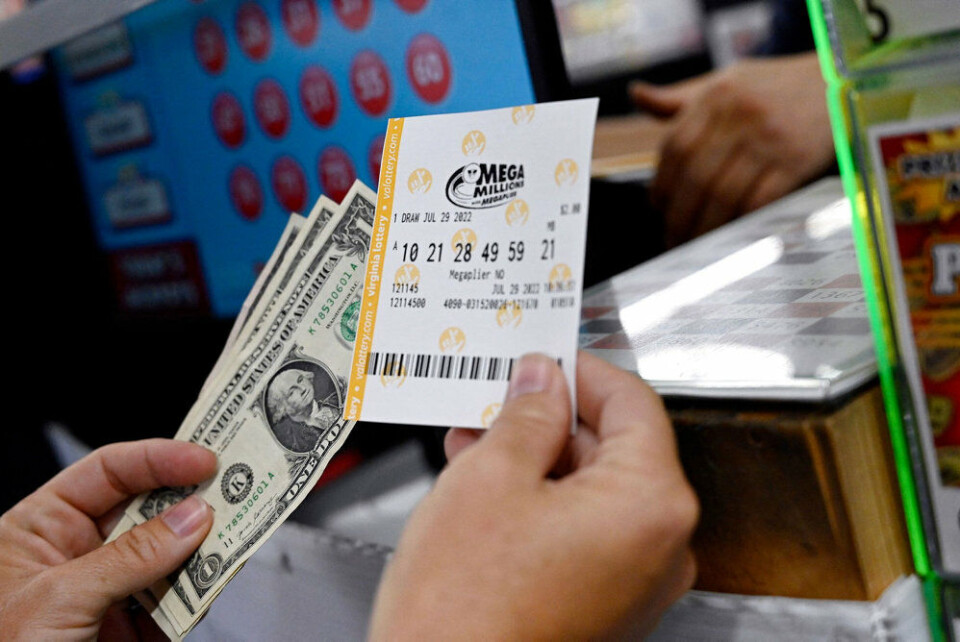 En kæmpe gevinstpulje havde samlet sig i det amerikanske lottospil Mega Millions. Den heldige spiller har fået udstedt en kupon i delstaten Illinois, men ingen har endnu meldt sig som vinderen.