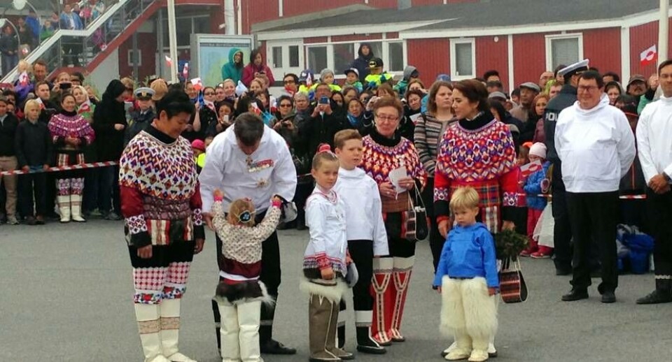 Over 1.000 glade mennesker stod klar, da det yderst populære kronprinspar og deres fire børn ankom til Kolonihavnen i Nuuk fredag morgen med kongeskibet Dannebrog Bibi NathansenYderst til højre i billedet ses Grønlands politimester Bjørn Bay og til venstre for ham Svend Hardenberg, departementschef i Formandens Departement Bibi NathansenHele kronprinsfamilien sammen med formand for Naalakkersuisut Aleqa Hammond og borgmester Asii Chemnitz Narup, Kommuneqarfik Sermersooq Bibi NathansenOver 1.000 glade mennesker stod klar, da det yderst populære kronprinspar og deres fire børn ankom til Kolonihavnen i Nuuk fredag morgen med kongeskibet Dannebrog Bibi NathansenYderst til højre i billedet ses Grønlands politimester Bjørn Bay og til venstre for ham Svend Hardenberg, departementschef i Formandens Departement Bibi NathansenHele kronprinsfamilien sammen med formand for Naalakkersuisut Aleqa Hammond og borgmester Asii Chemnitz Narup, Kommuneqarfik Sermersooq Bibi NathansenOver 1.000 glade mennesker stod klar, da det yderst populære kronprinspar og deres fire børn ankom til Kolonihavnen i Nuuk fredag morgen med kongeskibet Dannebrog Bibi Nathansen