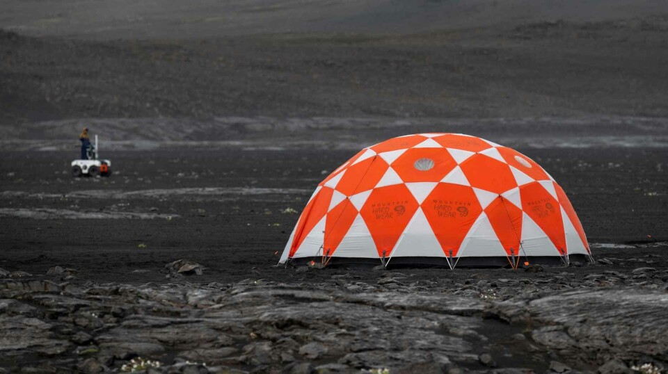 Nasa-lejren i det islandske lavaområde Lambahraun omkring 100 kilometer fra Reykjavik. Her arbejder forskere og ingeniører med at teste en prototype af den Mars-bil, der skal med på USA's næste Mars-mission i 2020. Det sorte basaltsand, de forblæste sandklitter og klipperne udgør et landskab, som ikke er væsensforskelligt fra Mars-overfladen.