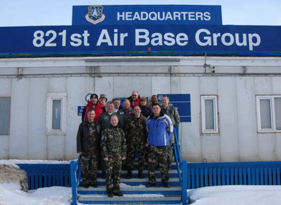 Danske og ukrainske militærfolk foran US Air Forces hovedkvarter på Thulebasen.