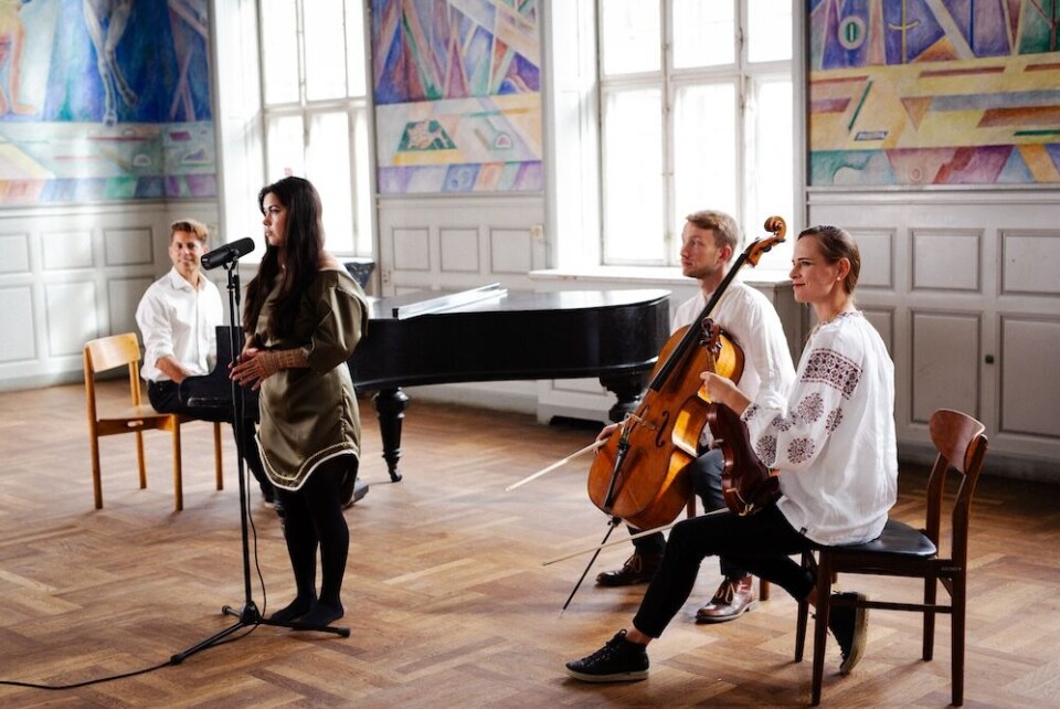 Forsangeren, Sikki, er begejstret for projektet: - Det er fantastisk, at et lille sprog som mit på denne måde bliver anerkendt og hørt. Gennem dette sangprojekt har jeg udviklet mig både sprogligt og musikalsk. Det har været en fantastisk oplevelse.