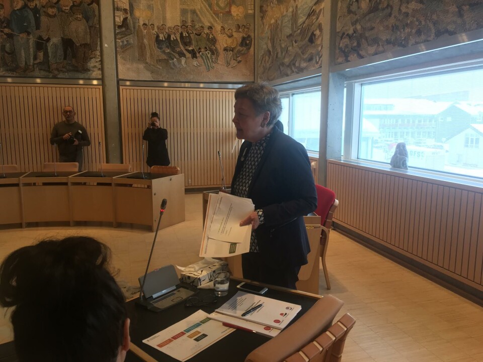 Asii Chemnitz Narup holdt pressemøde i byrådssalen i Nuuk om den nye politiske aftale i hovedstadskommunen. Asii Chemnitz Narup