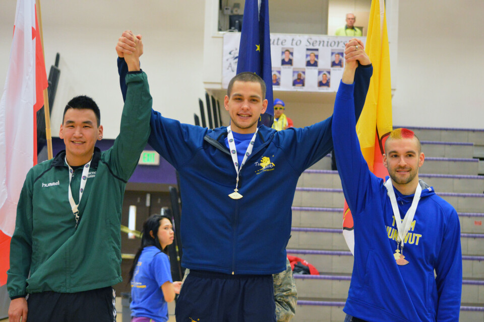 Bent Jakobsen til venstre med sin sølvmedalje sammen med guldvinderen i one-hand-reach Casey Ferguson fra Alaska og bronzevinderen Drew Bell fra Nunavut Noah MølgaardBent Jakobsen var få centimeter fra guld i one-hand-reach Noah MølgaardMedaljevindere i stickpull Jens Jørgen Lange, Minik Møller Platou og Papituqaq Cain Alfred LindenhannMedaljevindere i kneeljump Tonny Fisker, Drew Bell fra Nunavik og Kyle Worl fra Alaska Noah MølgaardKneeljump er en teknisk krævende disciplin Noah MølgaardBent Jakobsen til venstre med sin sølvmedalje sammen med guldvinderen i one-hand-reach Casey Ferguson fra Alaska og bronzevinderen Drew Bell fra Nunavut Noah MølgaardBent Jakobsen var få centimeter fra guld i one-hand-reach Noah MølgaardMedaljevindere i stickpull Jens Jørgen Lange, Minik Møller Platou og Papituqaq Cain Alfred LindenhannMedaljevindere i kneeljump Tonny Fisker, Drew Bell fra Nunavik og Kyle Worl fra Alaska Noah MølgaardKneeljump er en teknisk krævende disciplin Noah MølgaardBent Jakobsen til venstre med sin sølvmedalje sammen med guldvinderen i one-hand-reach Casey Ferguson fra Alaska og bronzevinderen Drew Bell fra Nunavut Noah Mølgaard