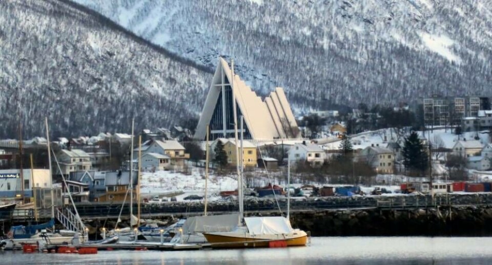 Ishavnskatedralen er berømt i Tromsø. Og udsigten over bro og havn