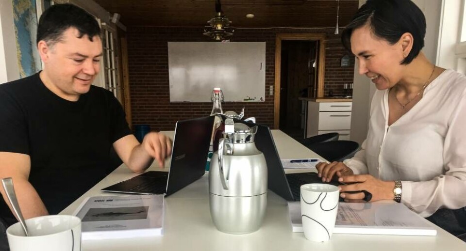 Pele og Malene Broberg filer på hendes valgoplæg. I baggrunden ses den tavle, hvor de analyserede, hvilket parti, der passer til dem.