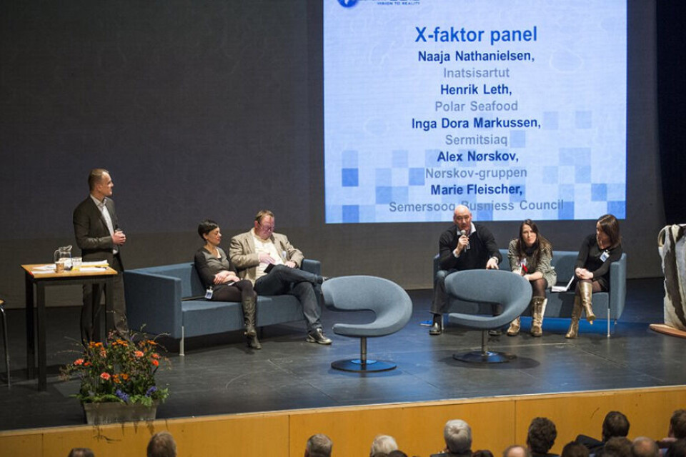 Hvis vi vil udvikling, så skal vi inkludere i stedet for at ekskludere hinanden, mener Inga Dóra Gudmundsdóttir Markussen, som blandt mange deltog i konferencen Future Greenland i Katuaq i Nuuk. Hun ses i midten i sofaen til højre. Foto: Leiff Josefsen