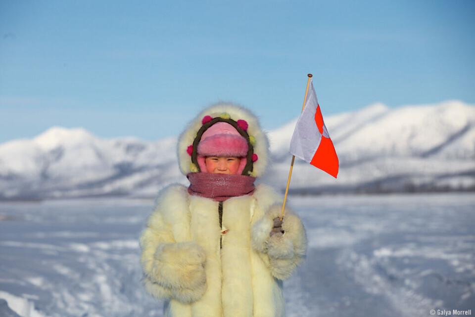 Masha, 6, de yngste medlem af ”Cultural Expedition Avannaa” i Verkhoyansk bjergkæden med Erfalasorput Galya MorrellMusia Elyakova, en kardiolog fra Mirny diamant minen Galya MorrellEn Yukagir kvinde lakerer sine negle inde i en traditionel rensdyrskins-telt. Galya MorrellPraskovia Mnatananova, 94, en stadig aktiv birkebarks-kunsthåndværker, tager stadig selv opvasken med et smil - på 'ud-på-landet' yakutisk maner, uden rindende vand. Galya MorrellEn ung pige fra Barabol som synes, det er sjovt at kreere design med grønlandsk og yakutisk islet Galya MorrellPraskovia Borisova, Yakutien's førstedame og den driftige leder af Arctic Lady, Angelica Andreeva (yderst t.v.), byder velkommen til de to medlemmer af ”Cultural Expedition Avannaa” Ole Jørge Hammeken og Galya Morrell ved fejringen af ”Polar Explorers Day” i Yakutien's hovedstad Yakutsk i det ydre Siberien. Galya MorrellSkolelærere fra Derbirge, en isoleret landsby i Yakutien. Galya MorrellVictoria, 15, en ung pige fra Tuora-Kyoel, i det centrale Yakutien. Galya MorrellIsabella Elyakova, 60, fra Taatta-region krydser den store flod Aldan tidligt marts Galya MorrellStudenter fra folketeatret i Oymyakon, også kendt som The Pole of Cold. Galya MorrellVika, en kunstner i “The Palace of Ice” i Oymyakon Galya MorrellEn Evenk-pige fra Uchugey - et renholder-samfund. Evenkerne er en af de artiske oprindelige folk som der er seks grupperinger af i Yakutien Galya MorrellMasha, 6, de yngste medlem af ”Cultural Expedition Avannaa” i Verkhoyansk bjergkæden med Erfalasorput Galya MorrellMusia Elyakova, en kardiolog fra Mirny diamant minen Galya MorrellEn Yukagir kvinde lakerer sine negle inde i en traditionel rensdyrskins-telt. Galya MorrellPraskovia Mnatananova, 94, en stadig aktiv birkebarks-kunsthåndværker, tager stadig selv opvasken med et smil - på 'ud-på-landet' yakutisk maner, uden rindende vand. Galya MorrellEn ung pige fra Barabol som synes, det er sjovt at kreere design med grønlandsk og yakutisk islet Galya MorrellPraskovia Borisova, Yakutien's førstedame og den driftige leder af Arctic Lady, Angelica Andreeva (yderst t.v.), byder velkommen til de to medlemmer af ”Cultural Expedition Avannaa” Ole Jørge Hammeken og Galya Morrell ved fejringen af ”Polar Explorers Day” i Yakutien's hovedstad Yakutsk i det ydre Siberien. Galya MorrellSkolelærere fra Derbirge, en isoleret landsby i Yakutien. Galya MorrellVictoria, 15, en ung pige fra Tuora-Kyoel, i det centrale Yakutien. Galya MorrellIsabella Elyakova, 60, fra Taatta-region krydser den store flod Aldan tidligt marts Galya MorrellStudenter fra folketeatret i Oymyakon, også kendt som The Pole of Cold. Galya MorrellVika, en kunstner i “The Palace of Ice” i Oymyakon Galya MorrellEn Evenk-pige fra Uchugey - et renholder-samfund. Evenkerne er en af de artiske oprindelige folk som der er seks grupperinger af i Yakutien Galya Morrell