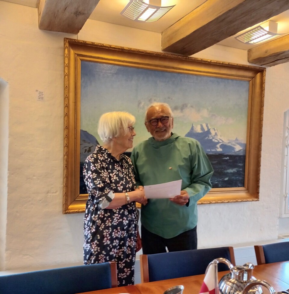 Formand for Nationalgalleriet Josef Motzfeldt sammen med giveren Inge Lynge. Grønlands Nationalgalleri for KunstInge Lynge underskriver overdragelsesdokumentet under overværelse af bestyrelsesmedlemmer i Inge og Hans Lynge Fonden,Birgit Kleist Pedersen og Nauja Lynge. Grønlands Nationalgalleri for KunstFormand for Nationalgalleriet Josef Motzfeldt sammen med giveren Inge Lynge. Grønlands Nationalgalleri for KunstInge Lynge underskriver overdragelsesdokumentet under overværelse af bestyrelsesmedlemmer i Inge og Hans Lynge Fonden,Birgit Kleist Pedersen og Nauja Lynge. Grønlands Nationalgalleri for KunstFormand for Nationalgalleriet Josef Motzfeldt sammen med giveren Inge Lynge. Grønlands Nationalgalleri for KunstInge Lynge underskriver overdragelsesdokumentet under overværelse af bestyrelsesmedlemmer i Inge og Hans Lynge Fonden,Birgit Kleist Pedersen og Nauja Lynge. Grønlands Nationalgalleri for Kunst