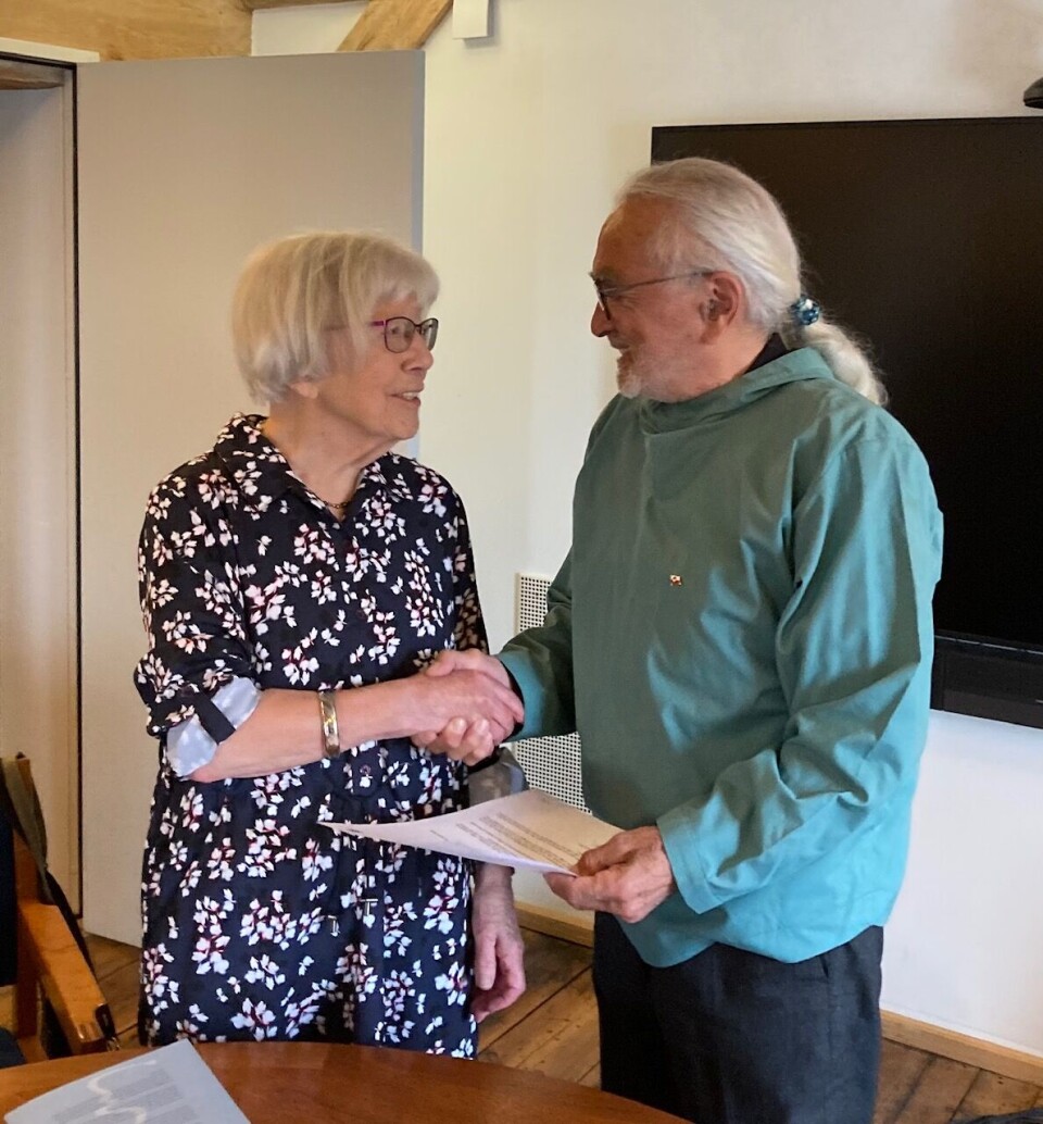 Inge Lynge og Josef Motzfeldt ved donationen.