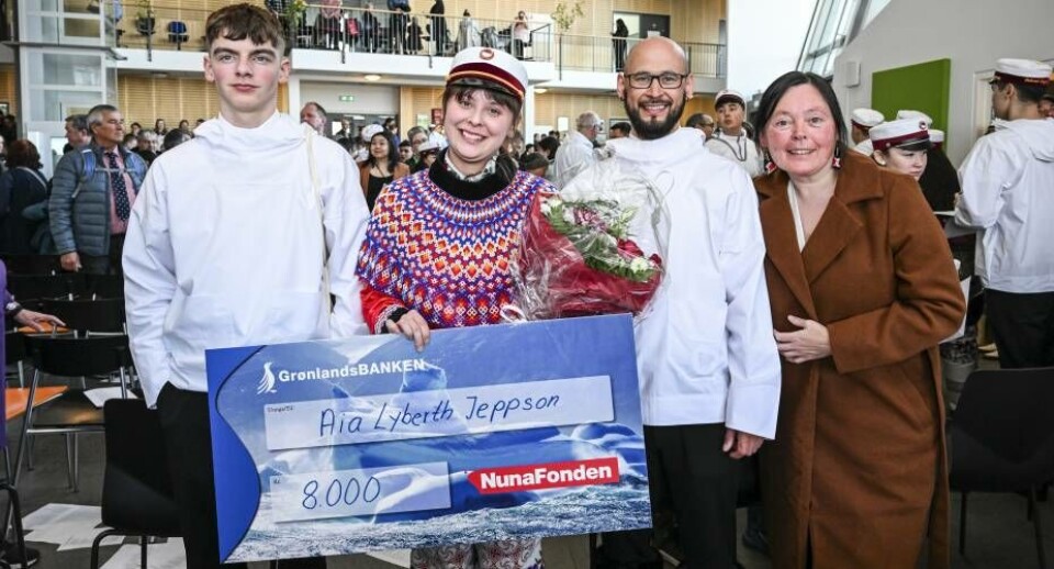 Aia Lyberth Jeppson får som en stor overraskelse, fighterprisen. Her står hun sammen med sine forældre og sin kæreste.