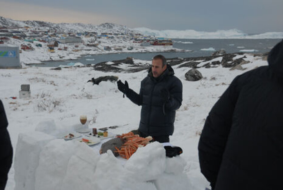 TV-værten Matt Lauer med alt godt fra havet i det direkte program. Matt Lauer havde problemer med at komme frem til Ilulissat på grund af en ambulanceflyvning. TV-værten Matt Lauer med alt godt fra havet i det direkte program. Matt Lauer havde problemer med at komme frem til Ilulissat på grund af en ambulanceflyvning. TV-værten Matt Lauer med alt godt fra havet i det direkte program. Matt Lauer havde problemer med at komme frem til Ilulissat på grund af en ambulanceflyvning.