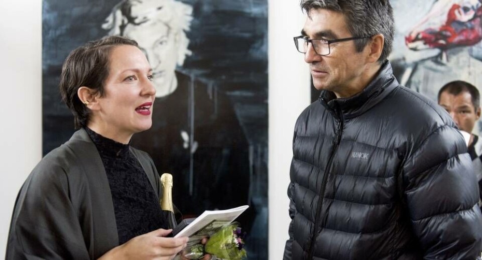 Bolatta Silis-Høegh diskuterer med medlem af Inatsisartut, Kalistat Lund (IA) Bolatta Silis-Høegh udstilling i Narsaq