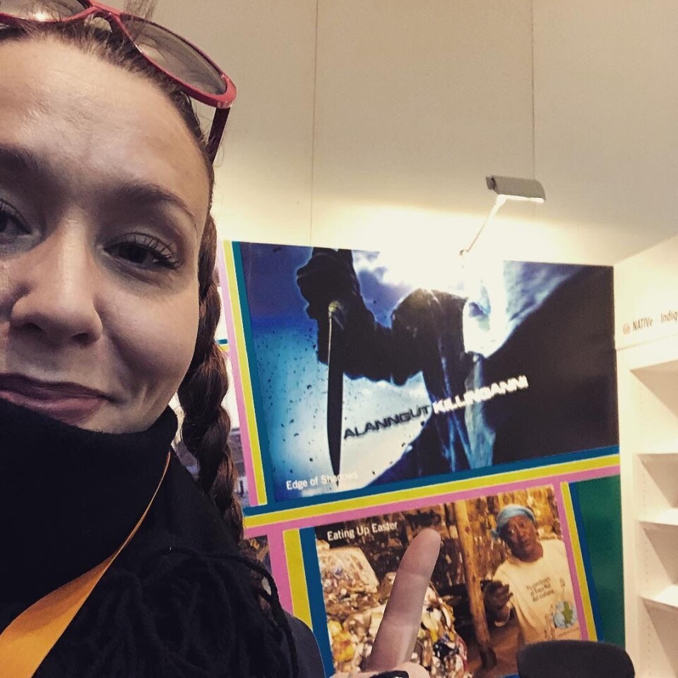 Nina Skydsbjerg Jacobsen med plakaten af sin egen produktion, Alannguit Killinganni, som hun promoverer i Berlin. Filmen er skrevet og instrueret af Malik Kleist.