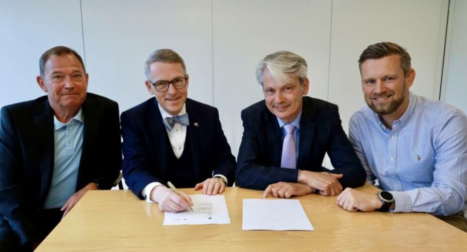 Her underskrives hensigtserklæringen af repræsentanter fra parterne. På billedet ses Michael Linfos, vicedirektør i SISA, Søren Schock Petersen, adm. direktør i SISA, Jens Much Holst, s adm. direktør, og Jesper Hvarness Kjeldgaard, chef for IT og digital udvikling hos Akademikerpension. Akademikerpension